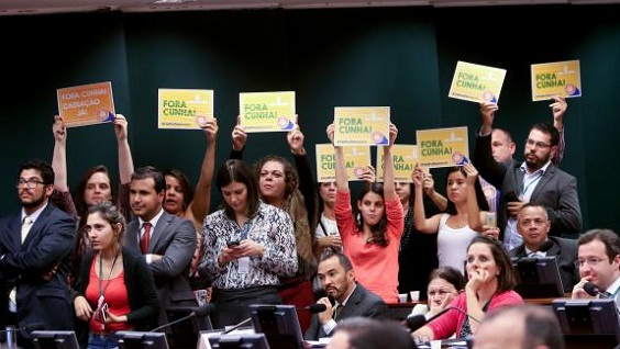 Manifestantes mostram cartazes de Fora, Cunha! durante a votação do relatório pela cassação de Eduardo de Cunha 