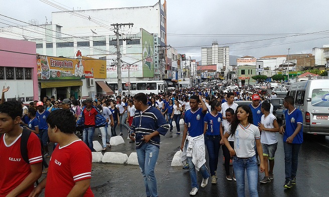 Estudantes do CEEP protestaram nas ruas de Jequié