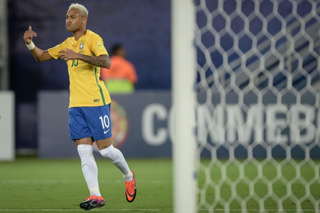 Caçado em campo pelos adversários Neymar esteve em noite inspirada